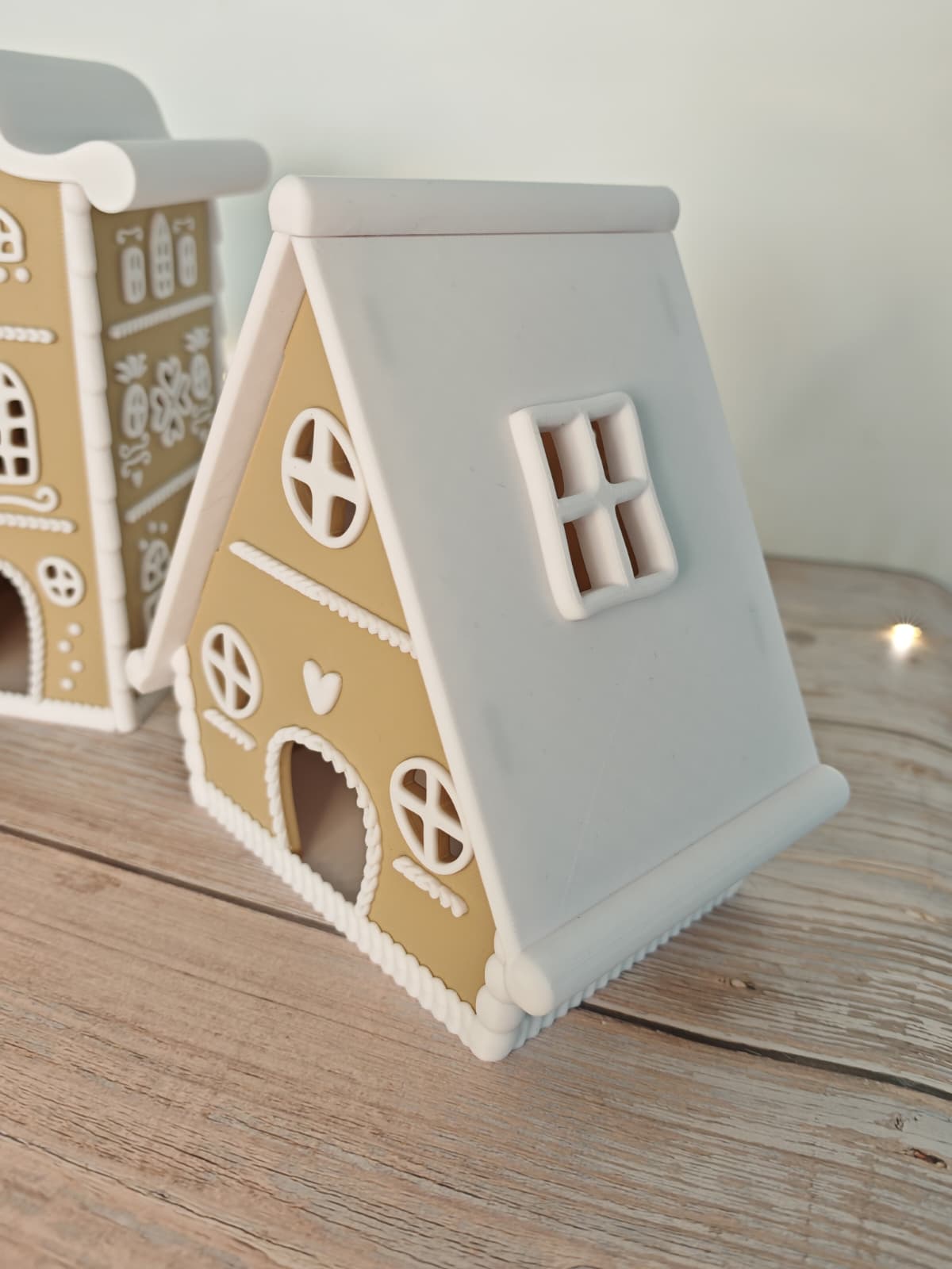 Märchenhaftes Lebkuchenhaus mittel – Weihnachtsdeko, LED-fähig, Dekohaus für Teelicht, Weihnachtsdorf M, 15 cm