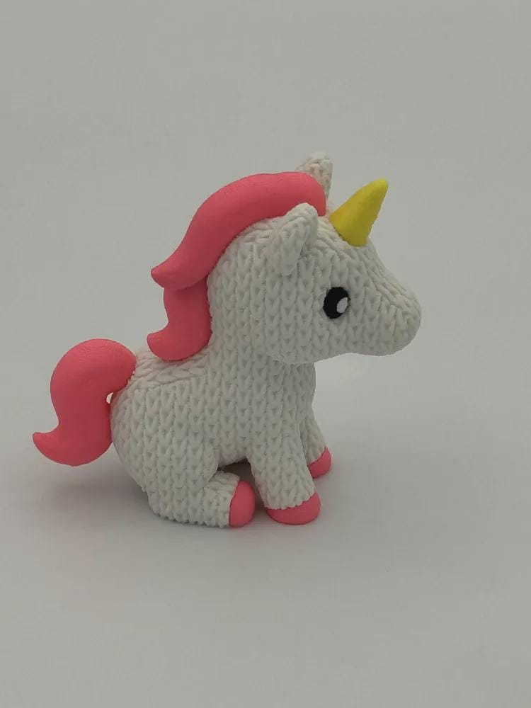 Kleines Einhorn in Strickoptik zauberhafte Miniaturfigur als Geschenk oder Deko fürs Kinderzimmer