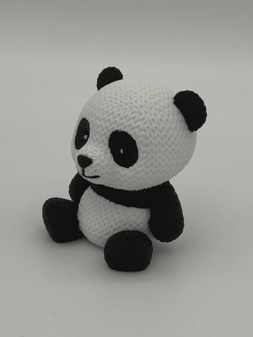 Kleiner niedlicher Panda in Strickoptik als Geschenk, Kinderzimmer-Deko oder Sammlerfigur