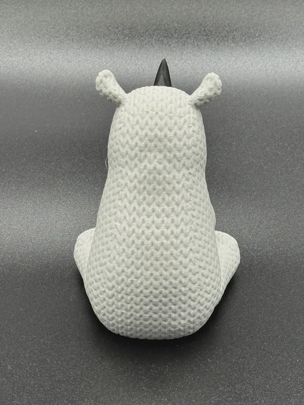 Kleines Nashorn in Strickoptik starke Miniaturfigur als Deko, Geschenk oder Sammlerstück