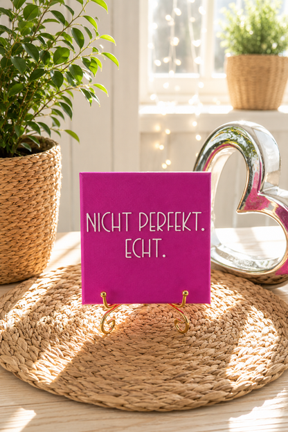 Sprüchekachel „Nicht perfekt. Echt“ von CozyLabs Design