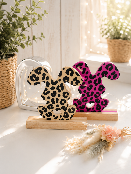 Leo Hase Osterdeko im Leo-Design auf Holzsockel von CozyLabs Design