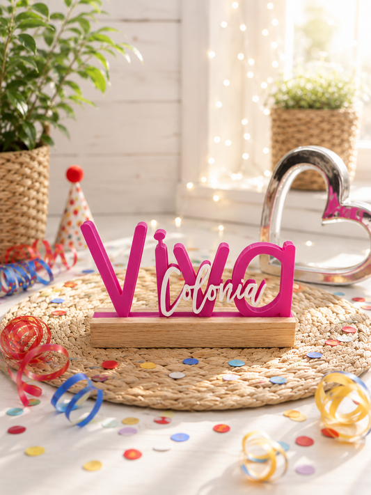 Viva Colonia – närrischer 3D-Schriftzug mit Eichenholz-Sockel