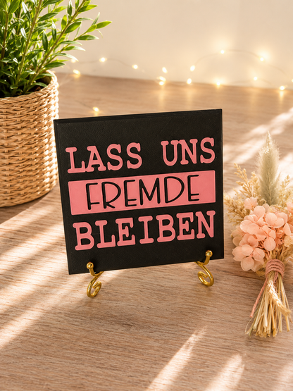 Sprüchekachel „Lass uns Fremde bleiben“ von CozyLabs Design