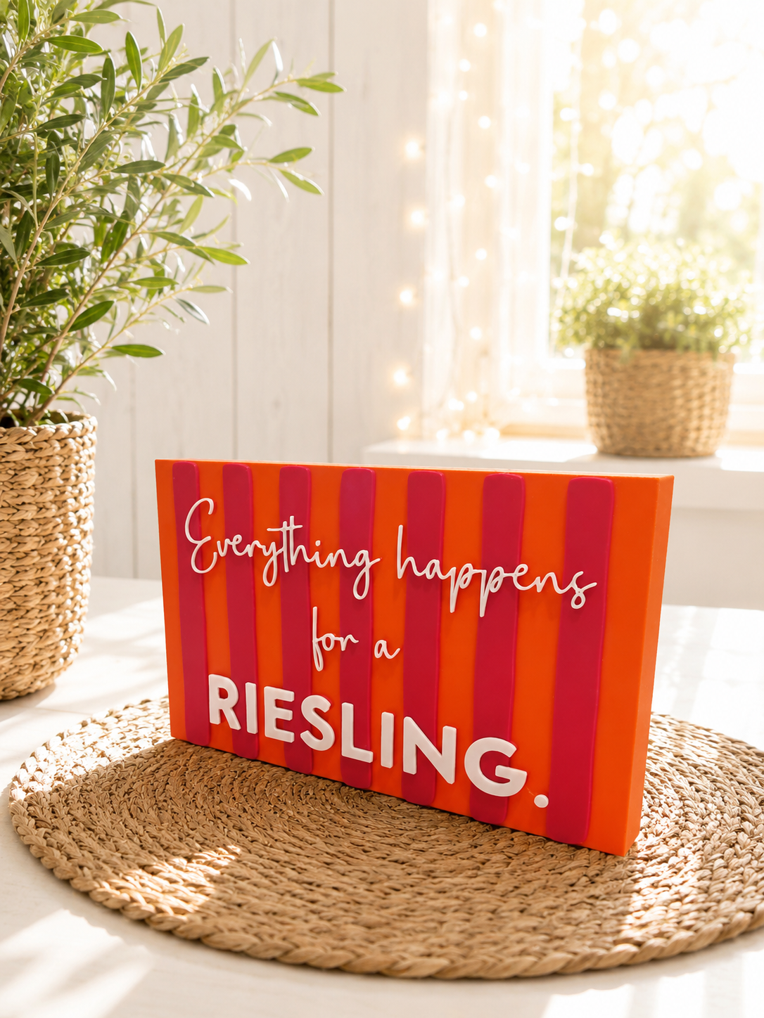 Freche Streifen (breite Version) – kleiner Deko-Aufsteller mit Spruch "Everthing happens for a Riesling"