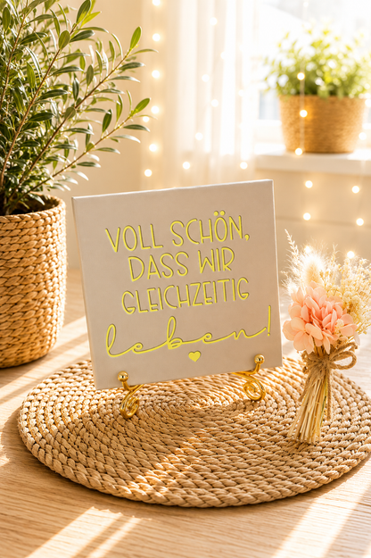 Sprüchekachel „Voll schön, dass wir gleichzeitig leben“ von CozyLabs Design