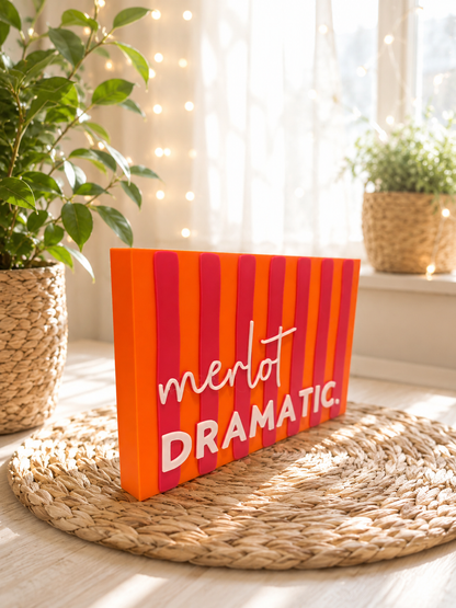 Freche Streifen (breite Version) – kleiner Deko-Aufsteller mit Spruch "Merlot Dramatic"