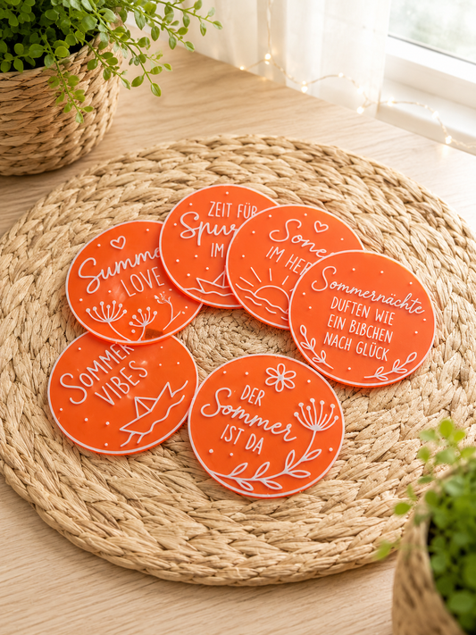 Sommer Untersetzer Set – 6 runde Getränkeuntersetzer mit sommerlichen Sprüchen von CozyLabs Design