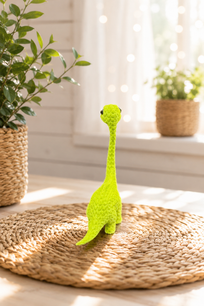 Langhals-Dino-Miniatur mit gestrickter Oberfläche von CozyLabs Design