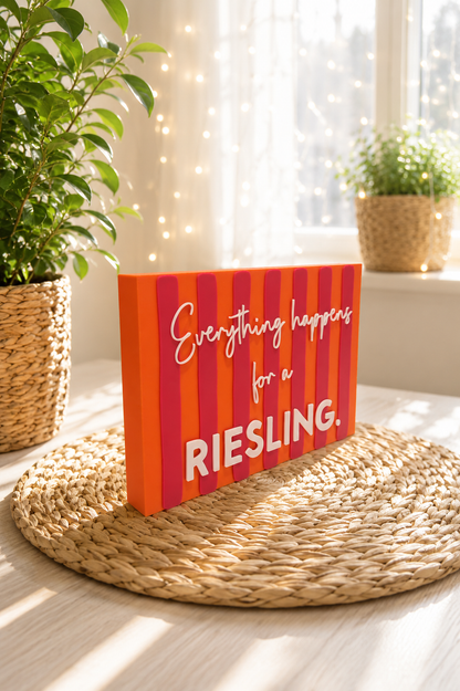Freche Streifen (breite Version) – kleiner Deko-Aufsteller mit Spruch "Everthing happens for a Riesling"