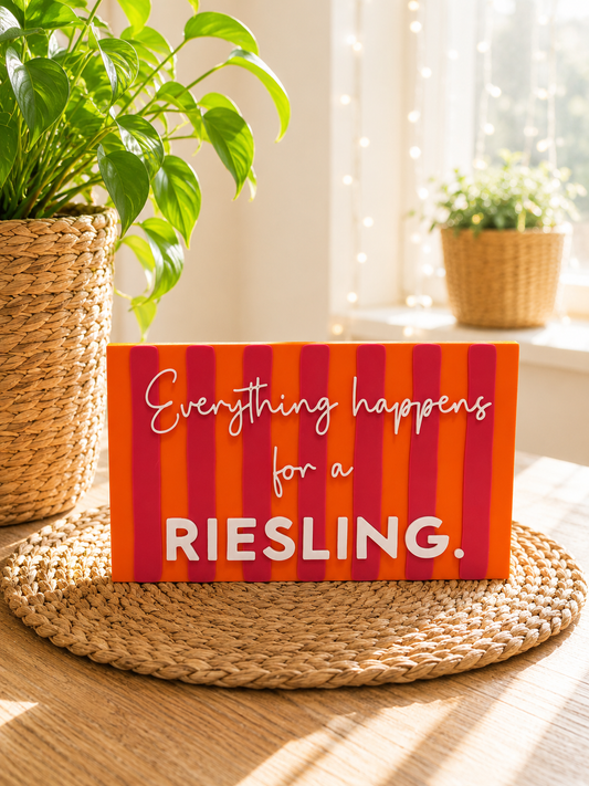 Freche Streifen (breite Version) – kleiner Deko-Aufsteller mit Spruch "Everthing happens for a Riesling"