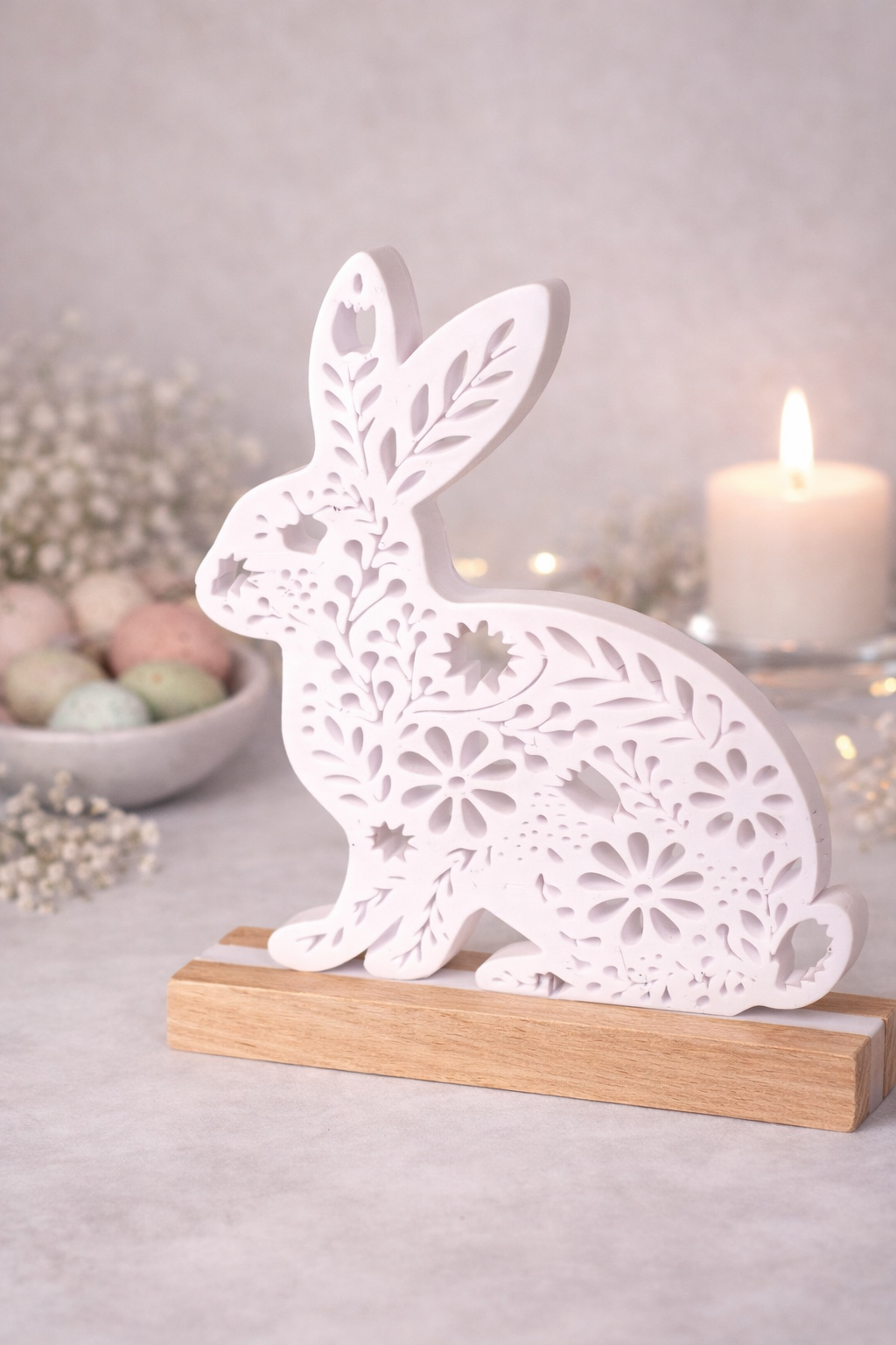 Dekorativer Osterhase mit Holzsockel – moderne Osterdeko aus Eiche & filigranem Hasenmotiv | Frühlingsdekoration