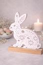 Dekorativer Osterhase mit Holzsockel – moderne Osterdeko aus Eiche & filigranem Hasenmotiv | Frühlingsdekoration