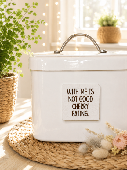 With me is not good cherry eating – Magnet mit Spruch von CozyLabs Design