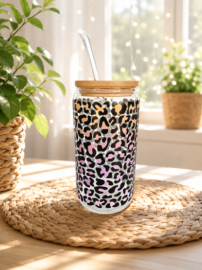 Sommerglas mit Bambusdeckel & Glasstrohhalm – „Pink Leopard“
