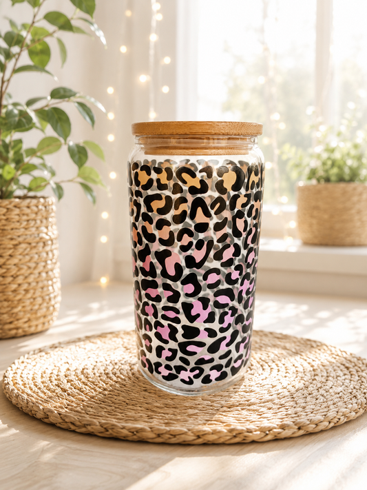 Sommerglas mit Bambusdeckel & Glasstrohhalm – Pink Leopard von CozyLabs Design