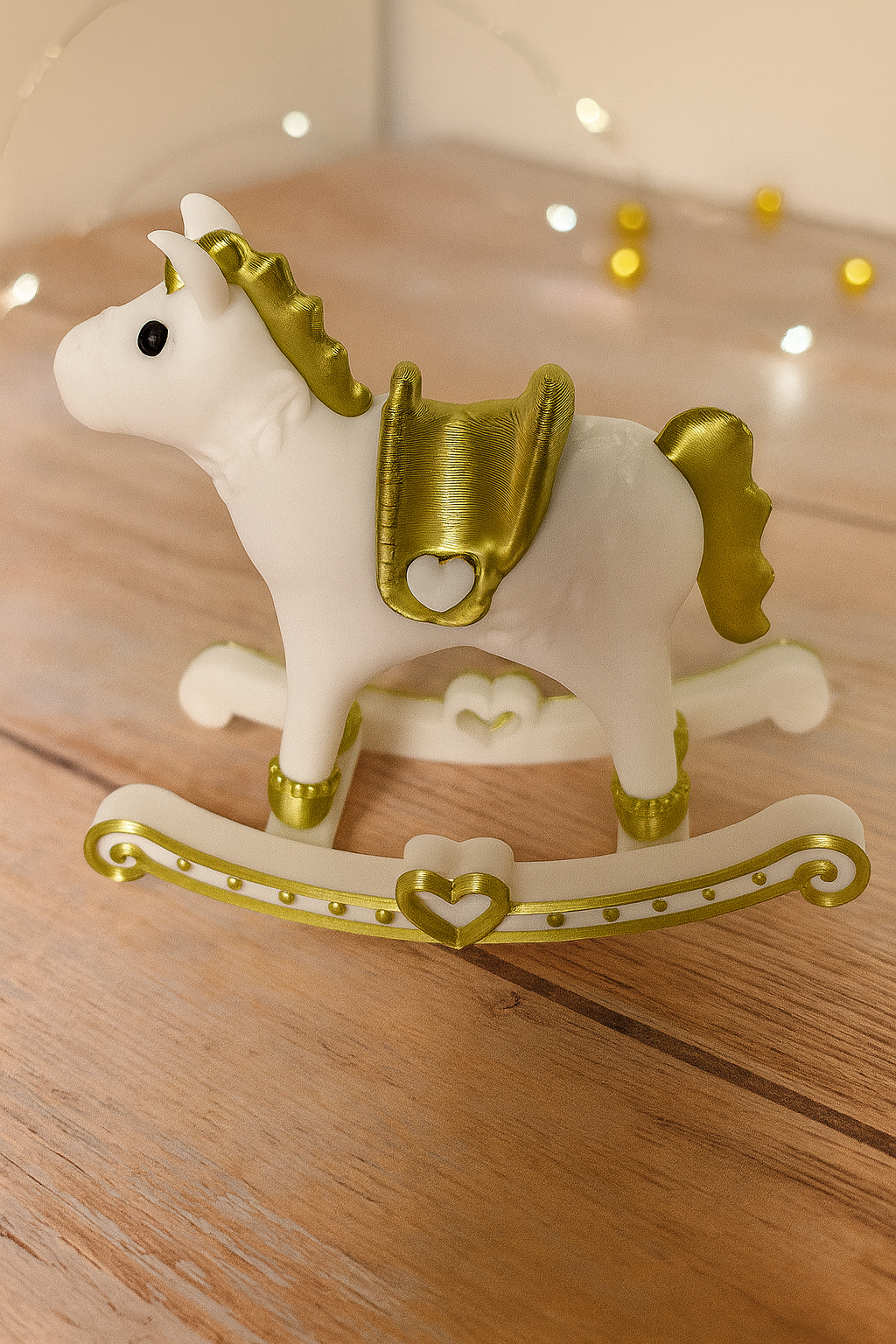 Großes Schaukelpferd von CozyLabs Design, aus Holz, als bezaubernde Weihnachtsdeko für Kinder, in warmer Hygge-Optik.