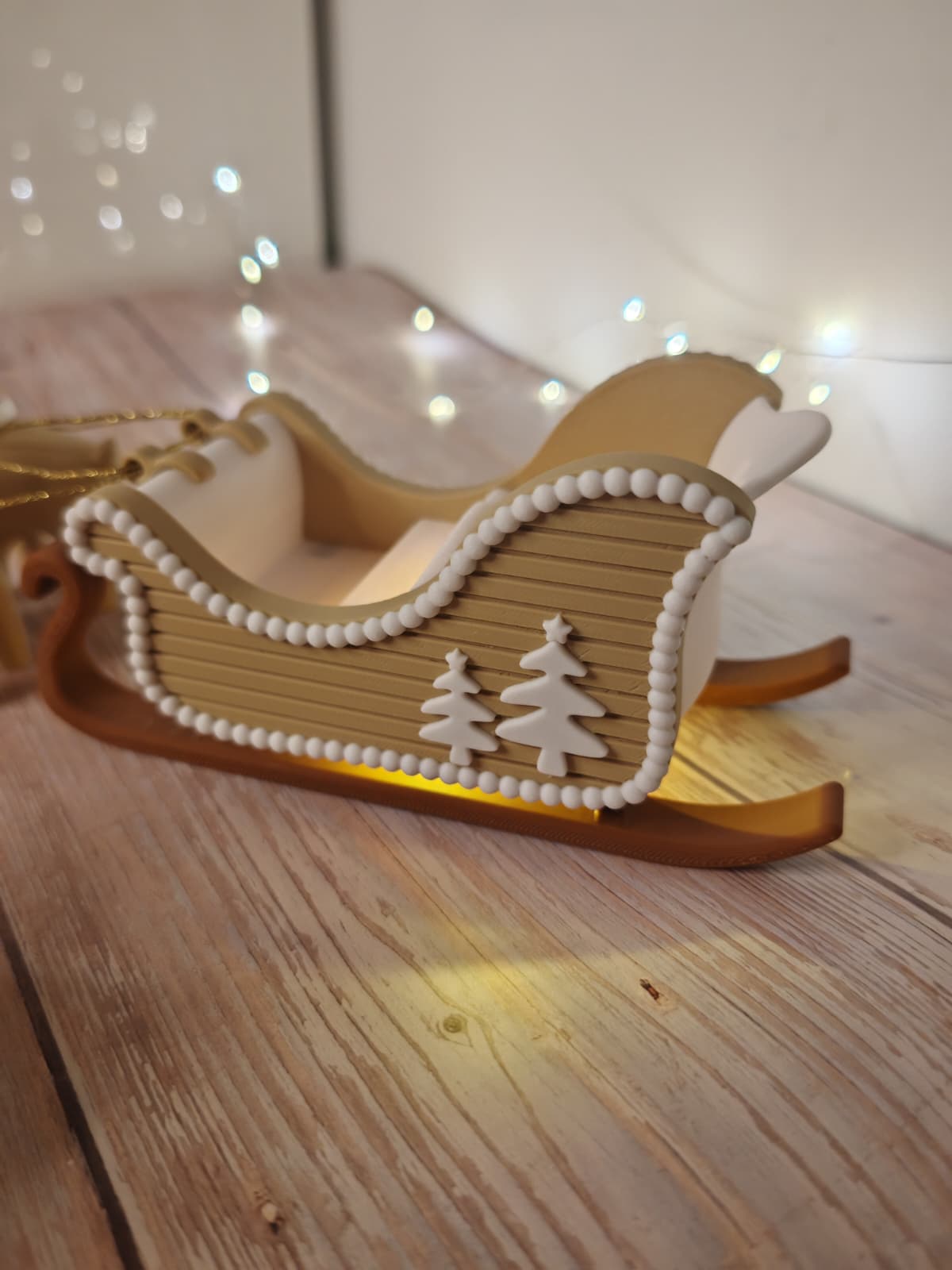Weihnachtsschlitten mit drei Rentieren, inklusive Rudolf mit roter Nase, von CozyLabs Design, im festlichen Dekor.