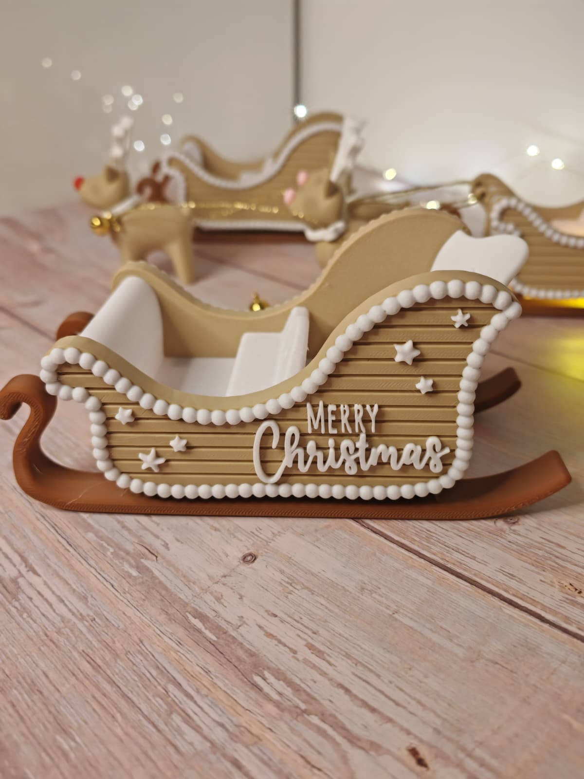 Weihnachtsschlitten mit 3 Rentieren, inklusive Rudolf mit roter Nase, von CozyLabs Design, detailreiche Dekoration für die festliche Saison