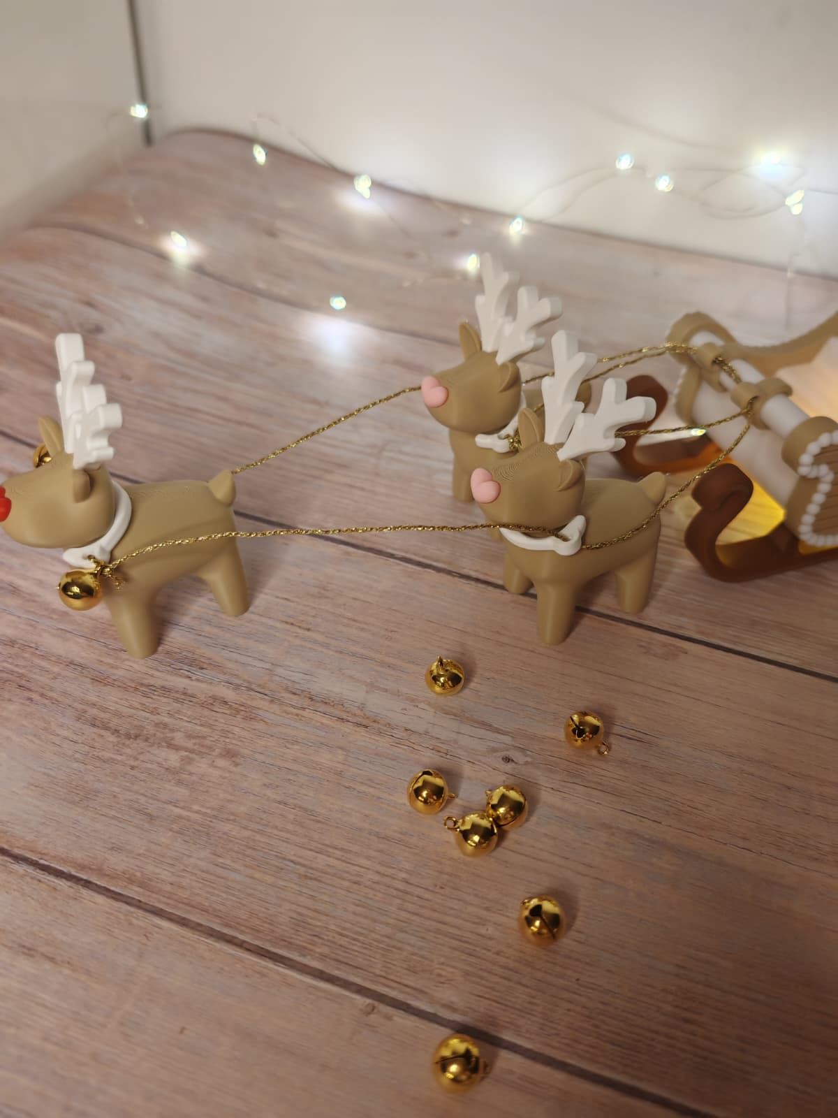 Weihnachtsschlitten mit 3 Rentieren – Rudolf mit roter Nase