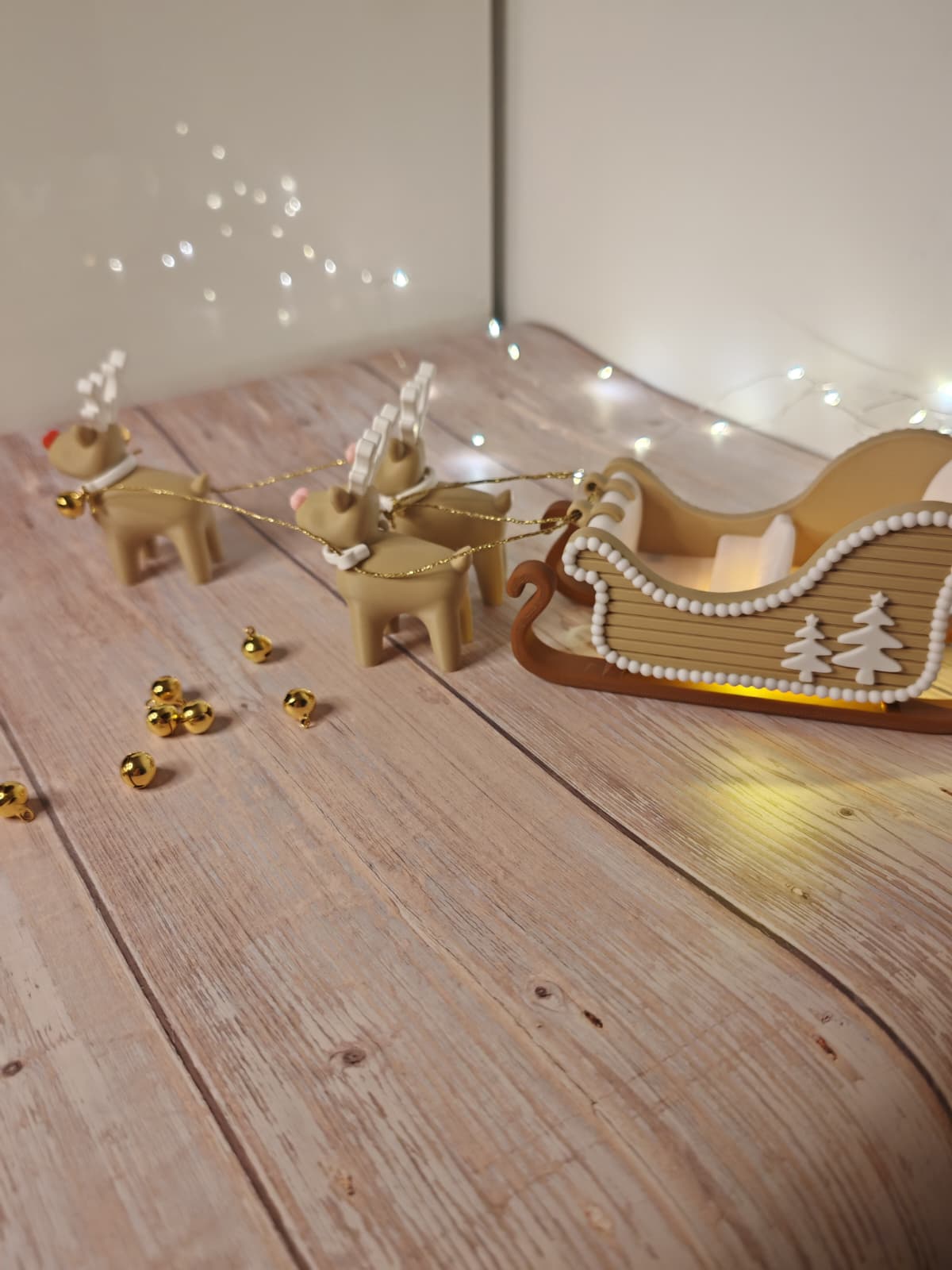 Weihnachtsschlitten mit 3 Rentieren – Rudolf mit roter Nase