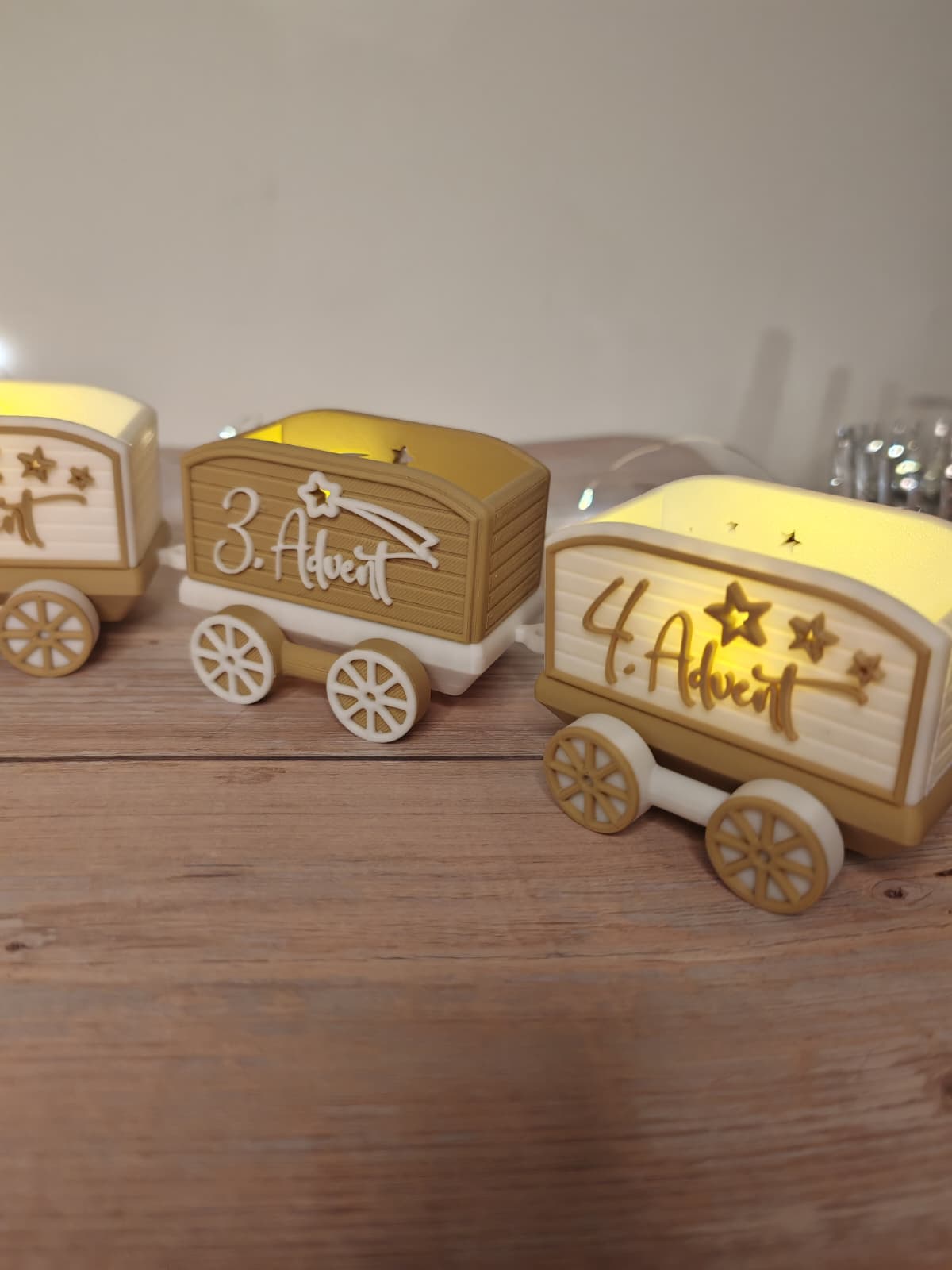 Weihnachtslokomotive „Santa’s Delivery Express“ – mit 4 liebevoll gestalteten Waggons