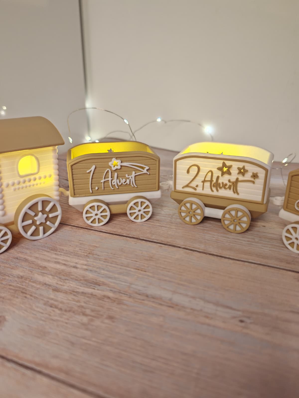 Weihnachtslokomotive „Santa’s Delivery Express“ – mit 4 liebevoll gestalteten Waggons