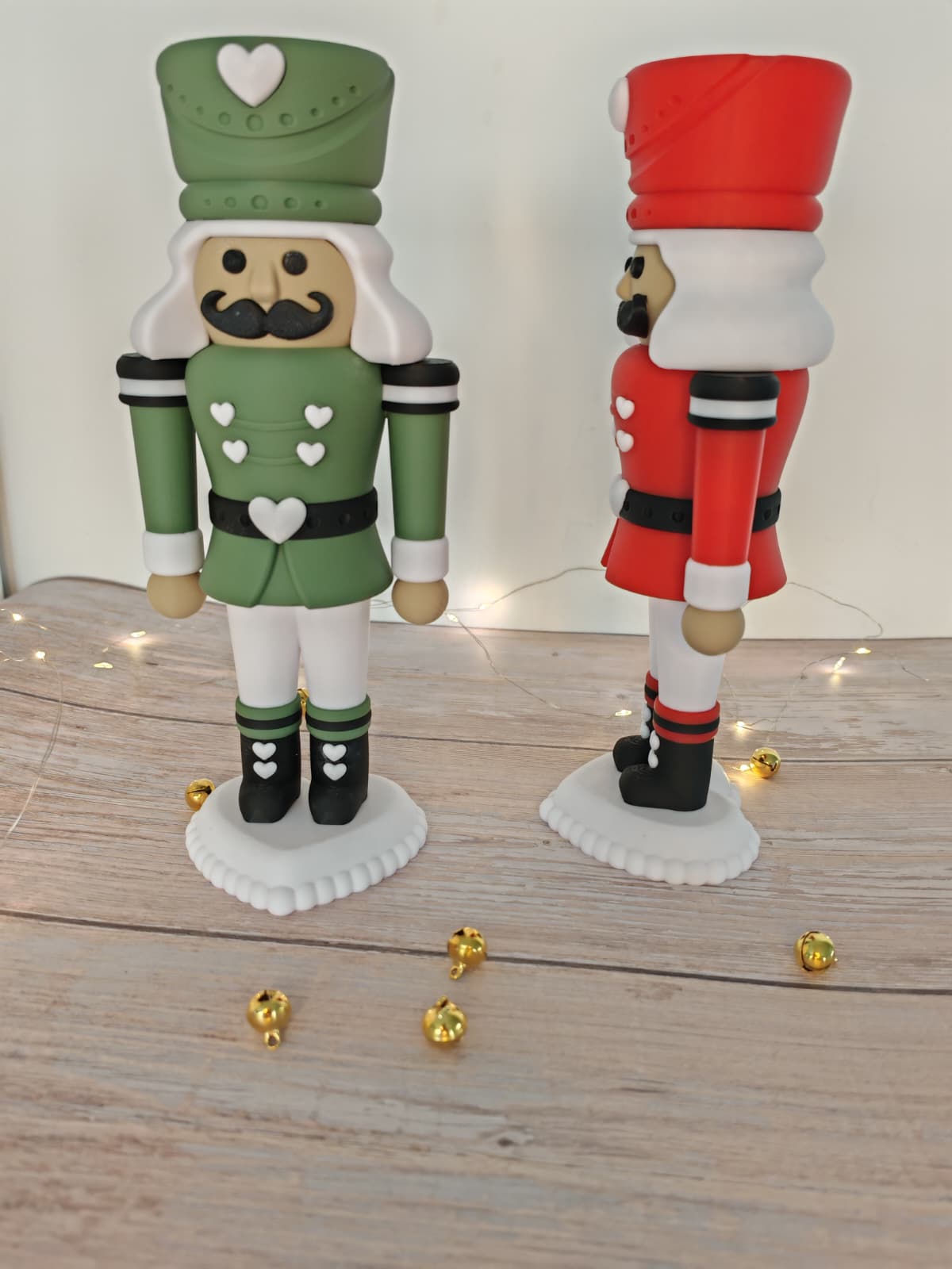 Herzknacker Nussknacker 25 cm – Weihnachtsdeko Figur in Rosa, Oliv & Rot mit Herz – Magische Geschenkidee, moderne Weihnachtsdekoration