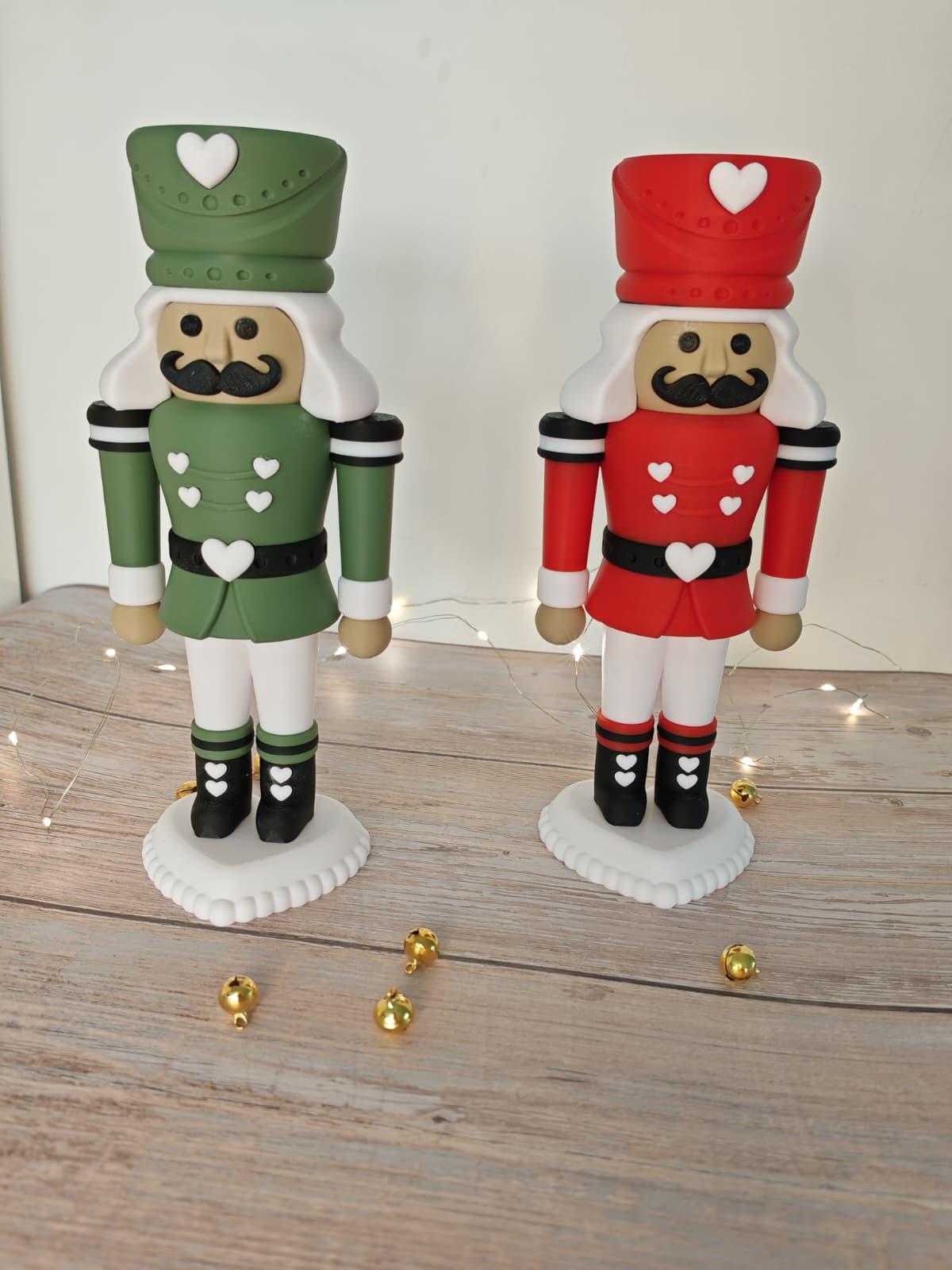 Herzknacker Nussknacker 25 cm – Weihnachtsdeko Figur in Rosa, Oliv & Rot mit Herz – Magische Geschenkidee, moderne Weihnachtsdekoration