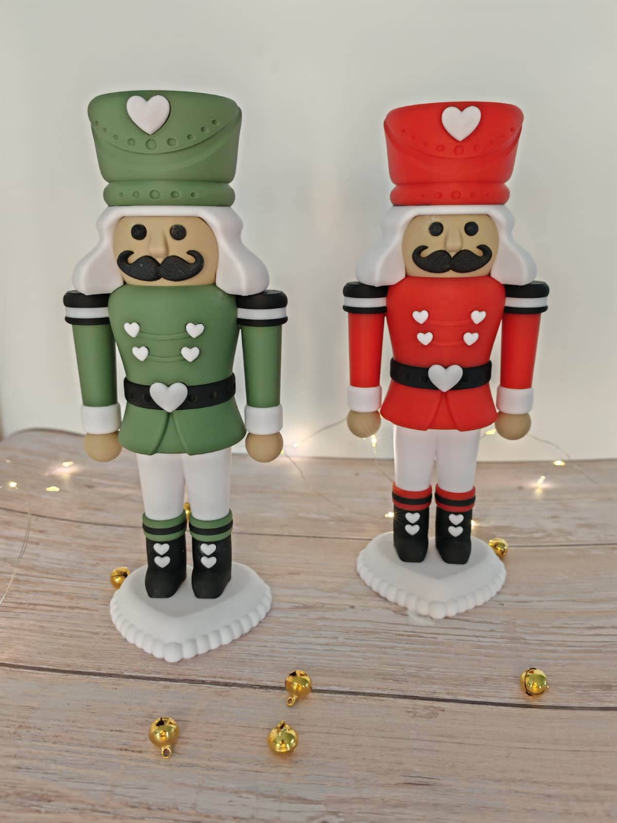 Herzknacker Nussknacker 25 cm – Weihnachtsdeko Figur in Rosa, Oliv & Rot mit Herz – Magische Geschenkidee, moderne Weihnachtsdekoration