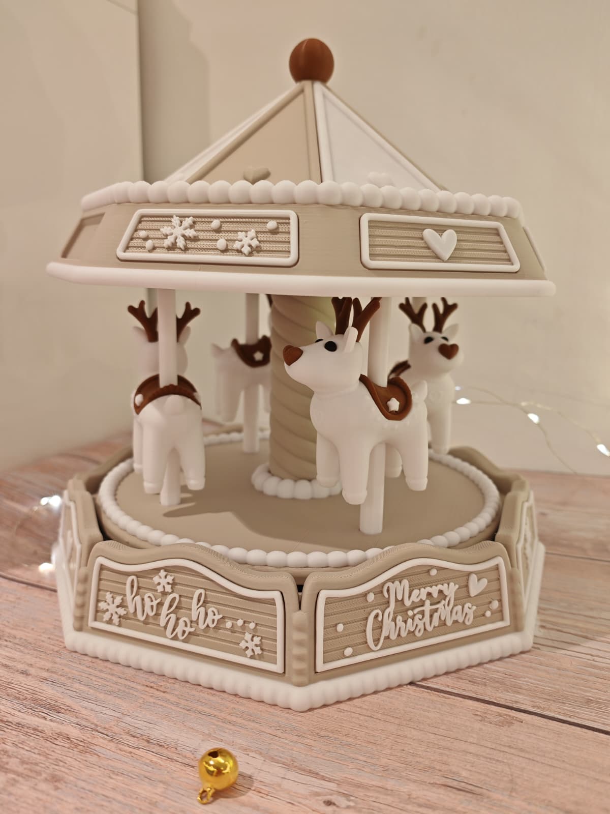 Weihnachts-Karussell von CozyLabs Design, detailreiche Winterdeko mit festlichem Weihnachtsdesign