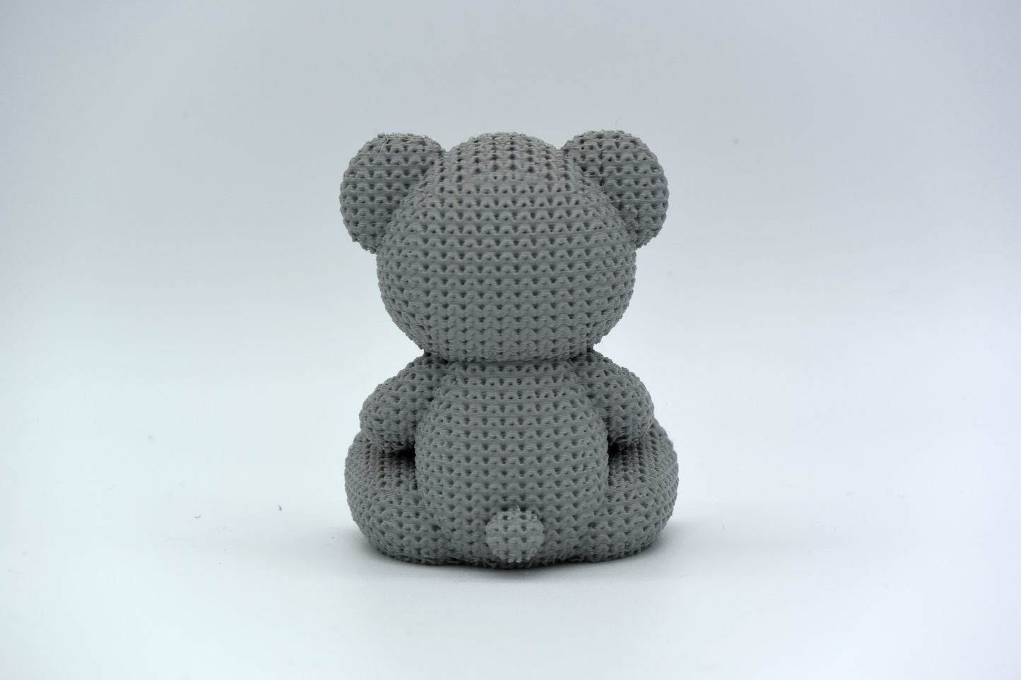 Herzbär in Strickoptik – liebevolle Dekofigur (ca. 50 x 42 x 60 mm) – in Braun-Beige oder Grau-Weiß