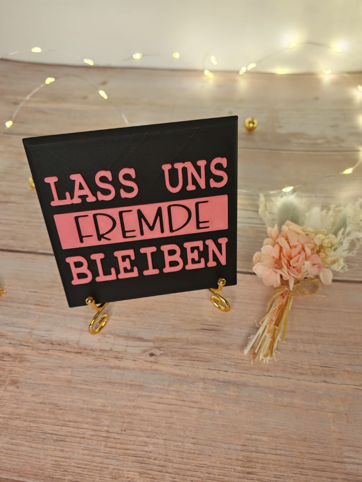 Sprüchekachel „Lass uns Fremde bleiben"