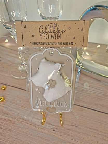 Glücksmagnet „Mathilde“ – Süßes Glücksschwein als Magnet | Glücksbringer Geschenk mit Brettchen oder Karte
