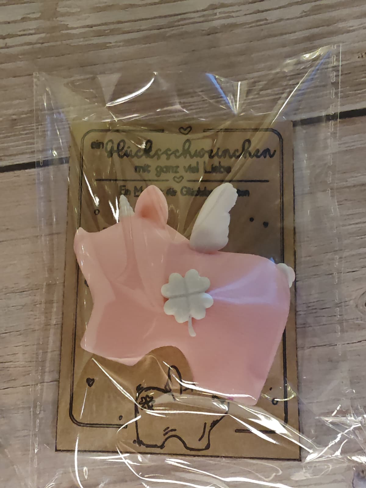 Glücksmagnet „Mathilde“ – Süßes Glücksschwein als Magnet | Glücksbringer Geschenk mit Brettchen oder Karte
