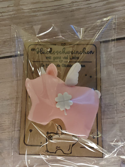 Glücksmagnet „Mathilde“ – Süßes Glücksschwein als Magnet | Glücksbringer Geschenk mit Brettchen oder Karte