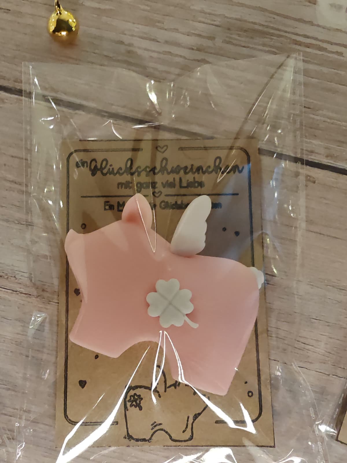Glücksmagnet „Mathilde“ – Süßes Glücksschwein als Magnet | Glücksbringer Geschenk mit Brettchen oder Karte