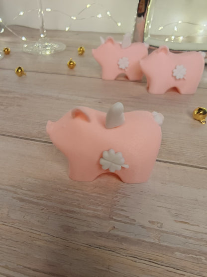 Glücksmagnet „Mathilde“ – Süßes Glücksschwein als Magnet | Glücksbringer Geschenk mit Brettchen oder Karte
