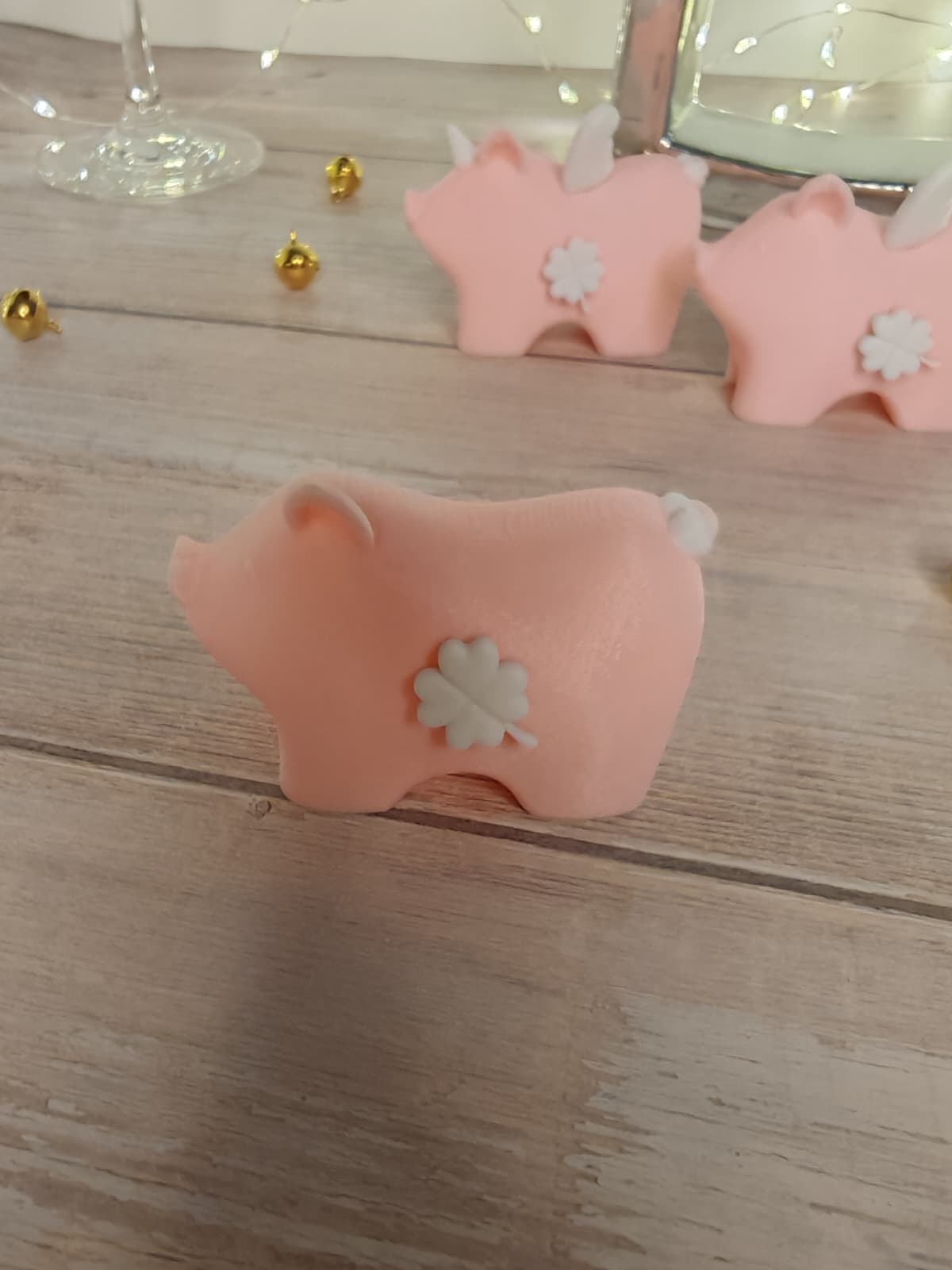 Glücksmagnet „Mathilde“ – Süßes Glücksschwein als Magnet | Glücksbringer Geschenk mit Brettchen oder Karte