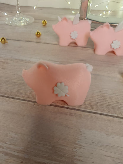 Glücksmagnet „Mathilde“ – Süßes Glücksschwein als Magnet | Glücksbringer Geschenk mit Brettchen oder Karte
