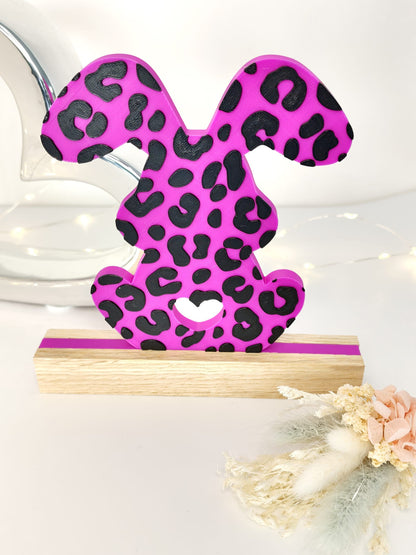 Leo Hase Osterdeko modern | 3D Hase im Leo Design auf Holzsockel | stilvolle Frühlingsdeko