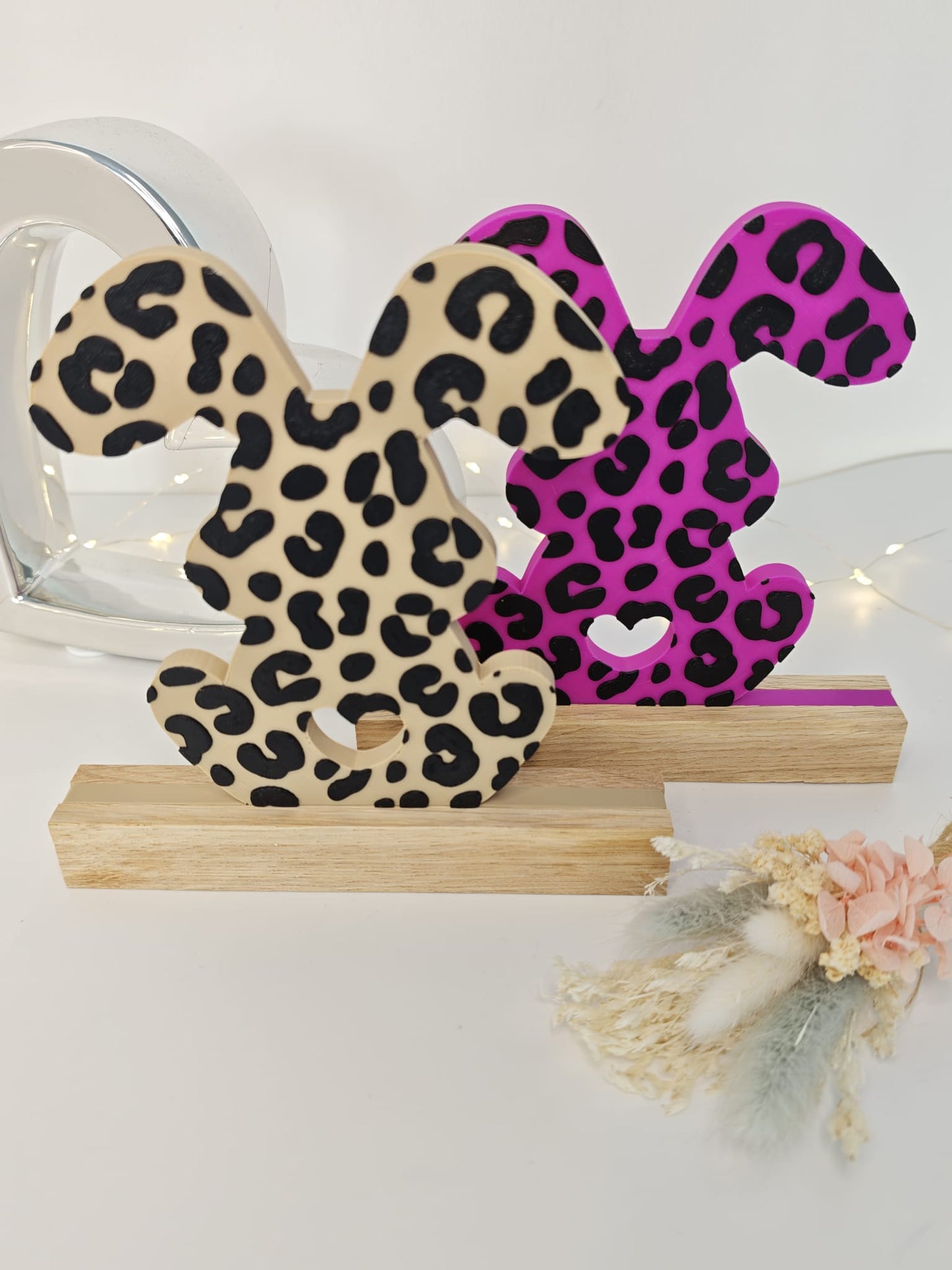Leo Hase Osterdeko modern | 3D Hase im Leo Design auf Holzsockel | stilvolle Frühlingsdeko