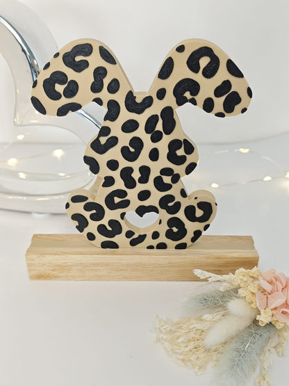 Leo Hase Osterdeko modern | 3D Hase im Leo Design auf Holzsockel | stilvolle Frühlingsdeko