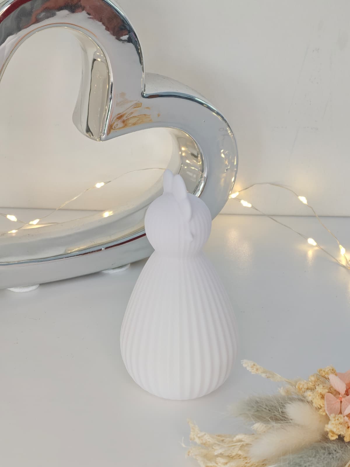 Modernes Deko Huhn in Riffeloptik mit Herz – stilvolle Frühlings- & Osterdeko