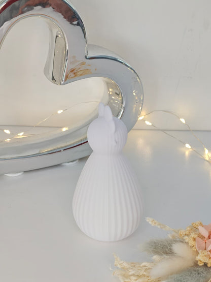 Modernes Deko Huhn in Riffeloptik mit Herz – stilvolle Frühlings- & Osterdeko