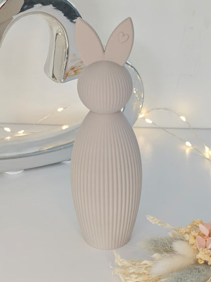 Hasenfigur mit Riffeloptik – Minimalistische Osterdeko mit Herzdetail