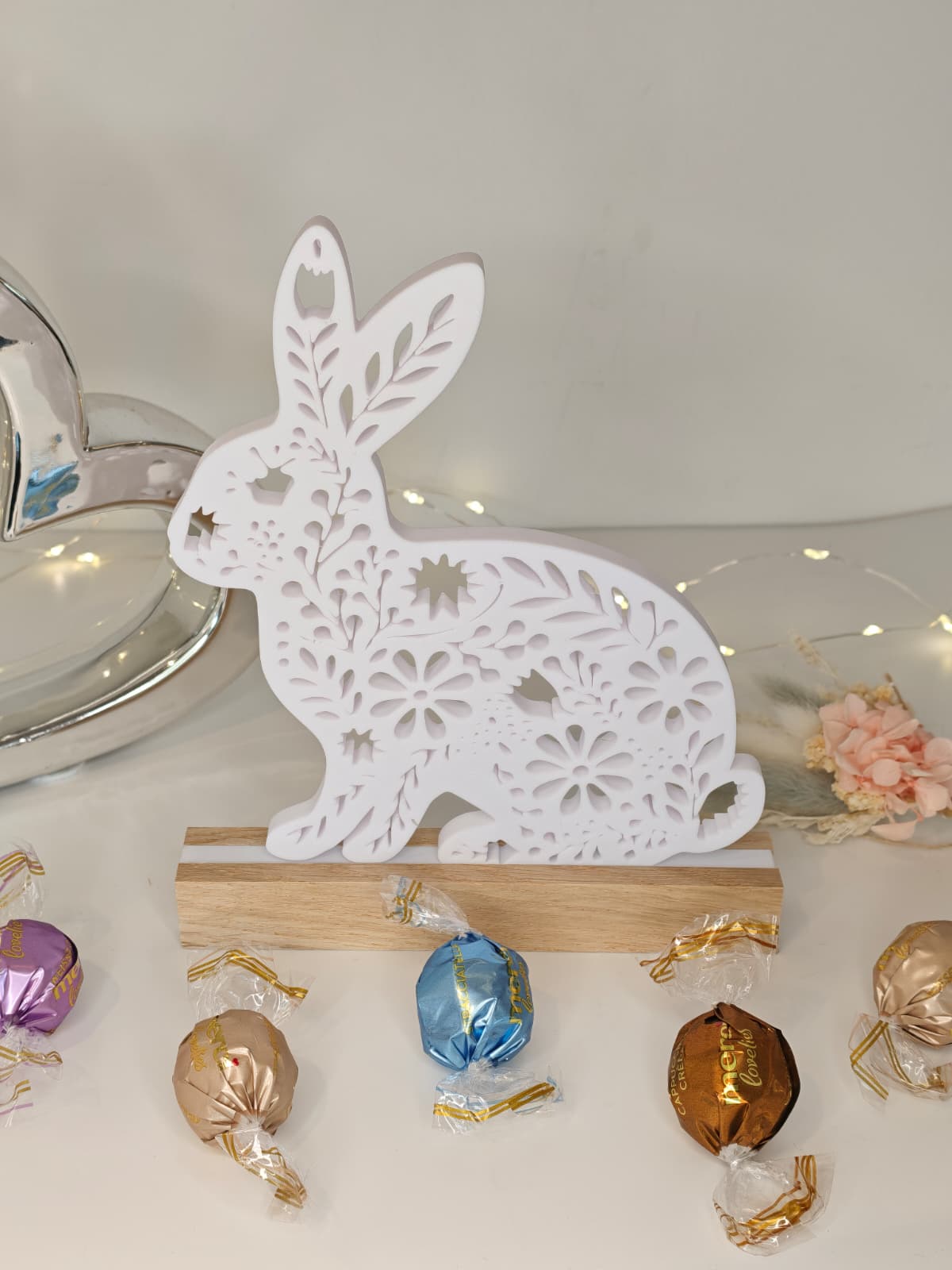 Dekorativer Osterhase mit Holzsockel – moderne Osterdeko aus Eiche & filigranem Hasenmotiv | Frühlingsdekoration