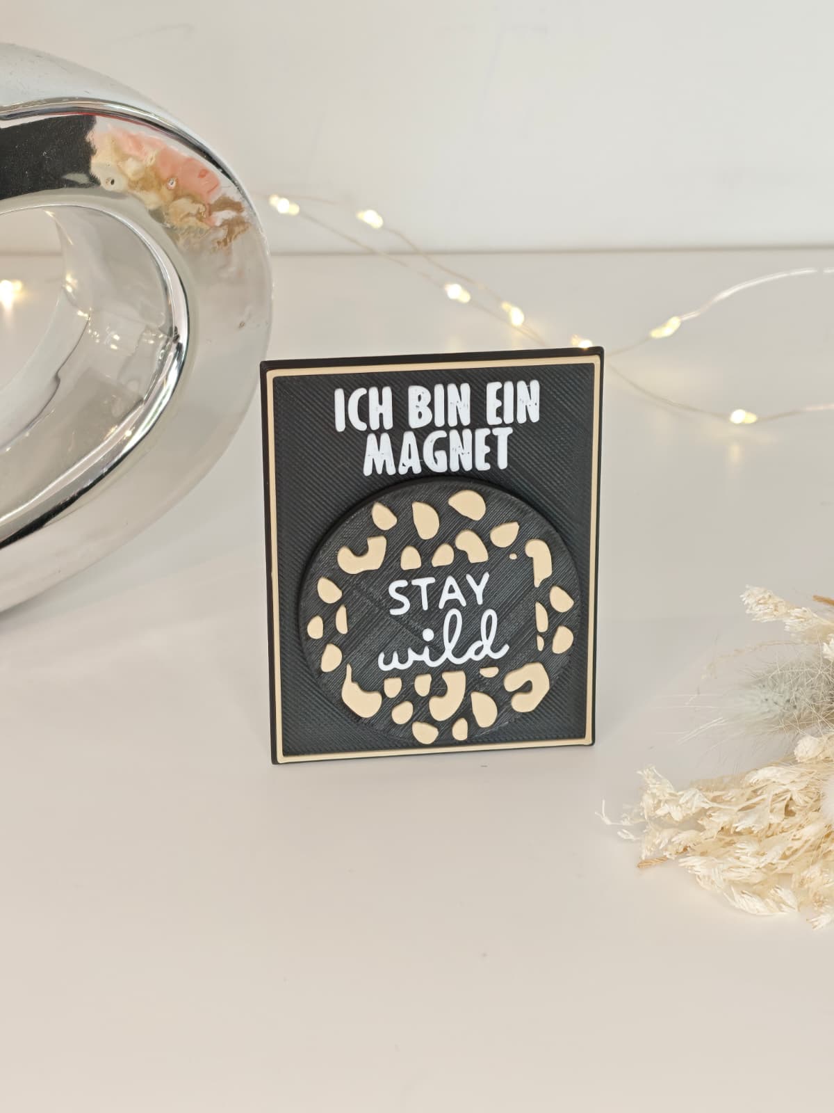 Leo Magnet auf Dekoplatte – stilvoller Magnet mit Statement