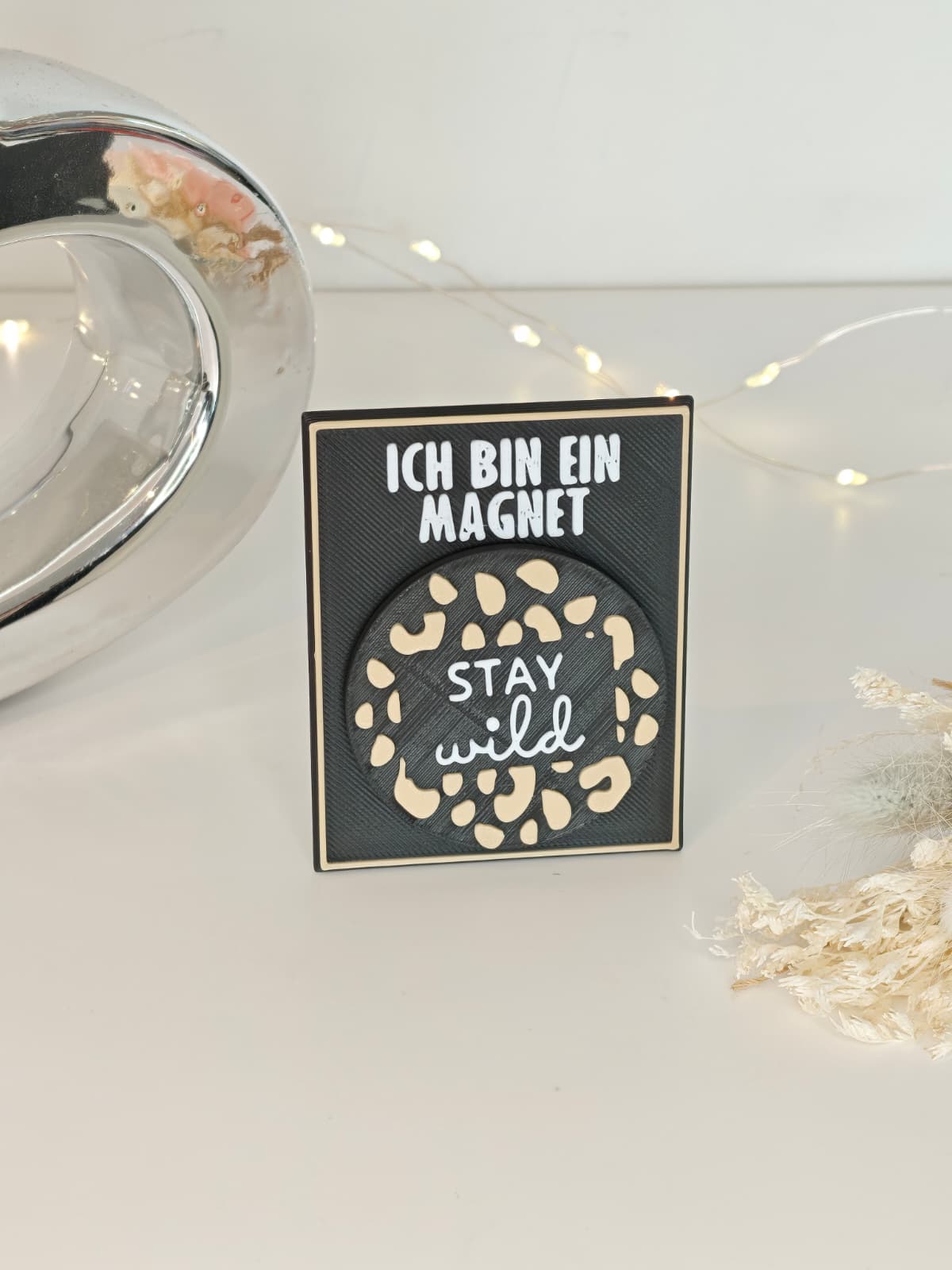 Leo Magnet auf Dekoplatte – stilvoller Magnet mit Statement