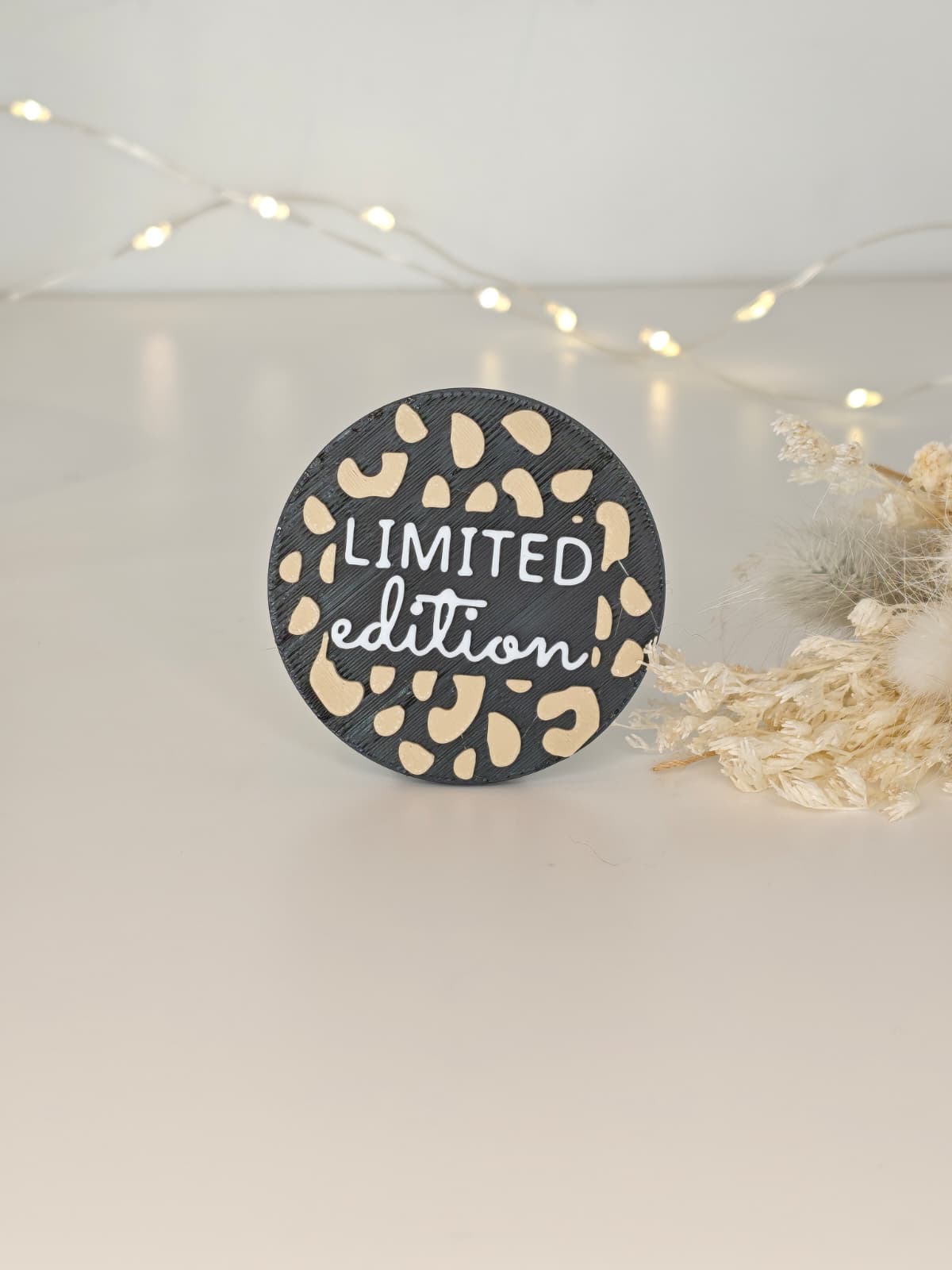 Leo Magnet auf Dekoplatte – stilvoller Magnet mit Statement